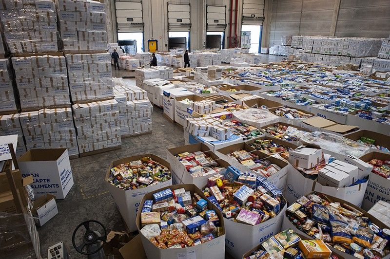 Miles de cajas de alimentos llegadas de toda Cataluña en el almacén de clasificación / Foto: Josep Cano