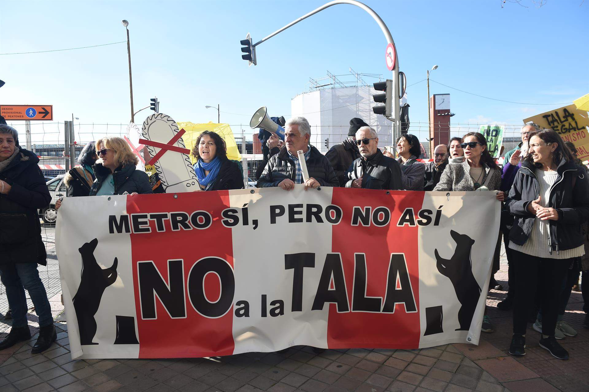 Protesta vecinal por la tala de arbolado por la ampliación de la línea 11 de Metro de Madrid / Gustavo Valiente - EP