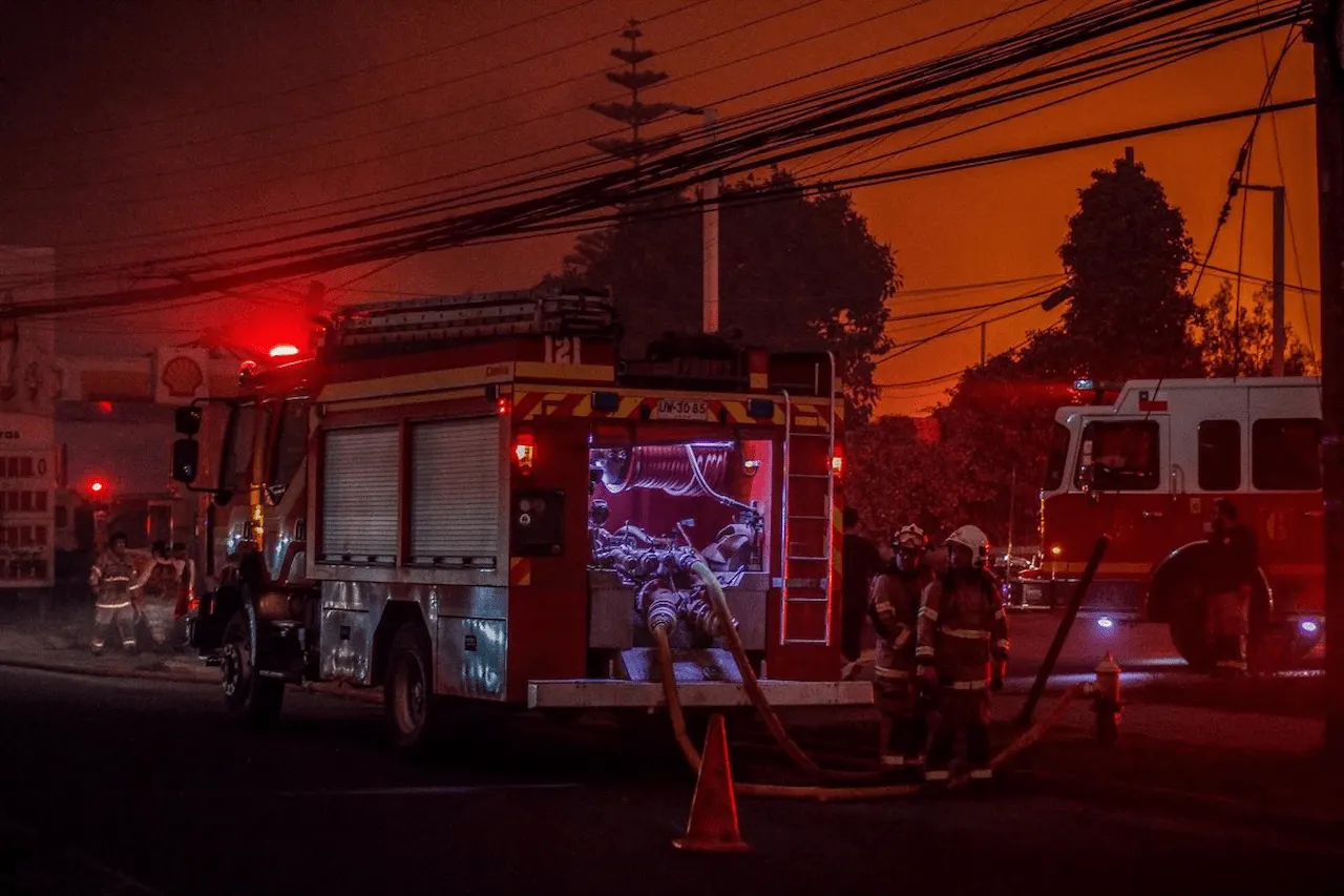 Camiones de bomberos ante los incendios en Valparaíso, Chile / Foto: EP