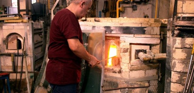Un artesano retira vidrio fundido del horno con la 'caña', un tubo cilíndrico de acero hueco / Foto: CF