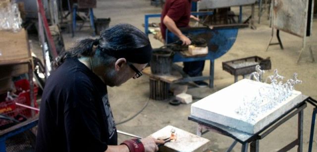 Dos trabajadores moldean el material en la vidriería San Juan, en el Poble Espanyol de Barcelona / Foto: CF