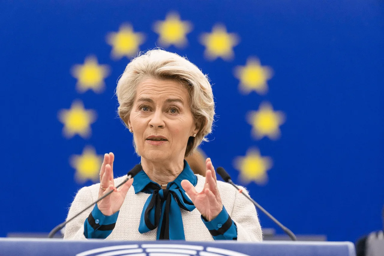 Presidenta de la Comisión Europea, Ursula von der Leyen, habla durante una sesión plenaria en el Parlamento de la UE / Foto: EP