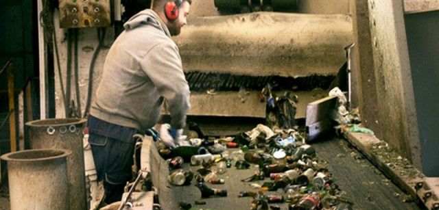 Un operario retira manualmente los impropios voluminosos, como las bolsas de plástico, en la planta de Santos Jorge en Mollet del Vallès / Foto: CF 