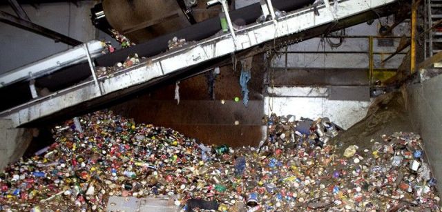 Uno de los primeros pasos del proceso de reciclaje consiste en separar mediante un imán los materiales férricos impropios / Foto: CF