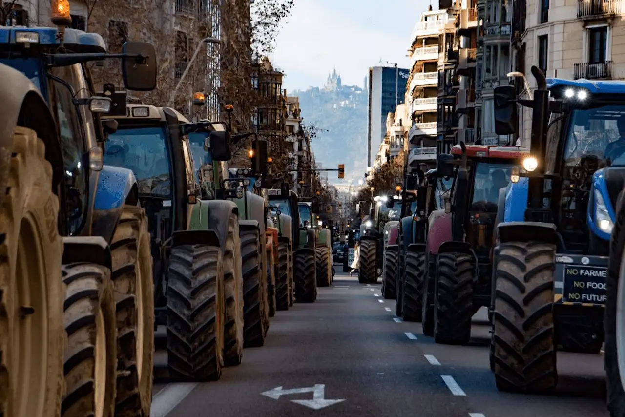 Los tractores de las protestas agrarias llegan al centro de Barcelona, en la calle Balmes / Foto: EP