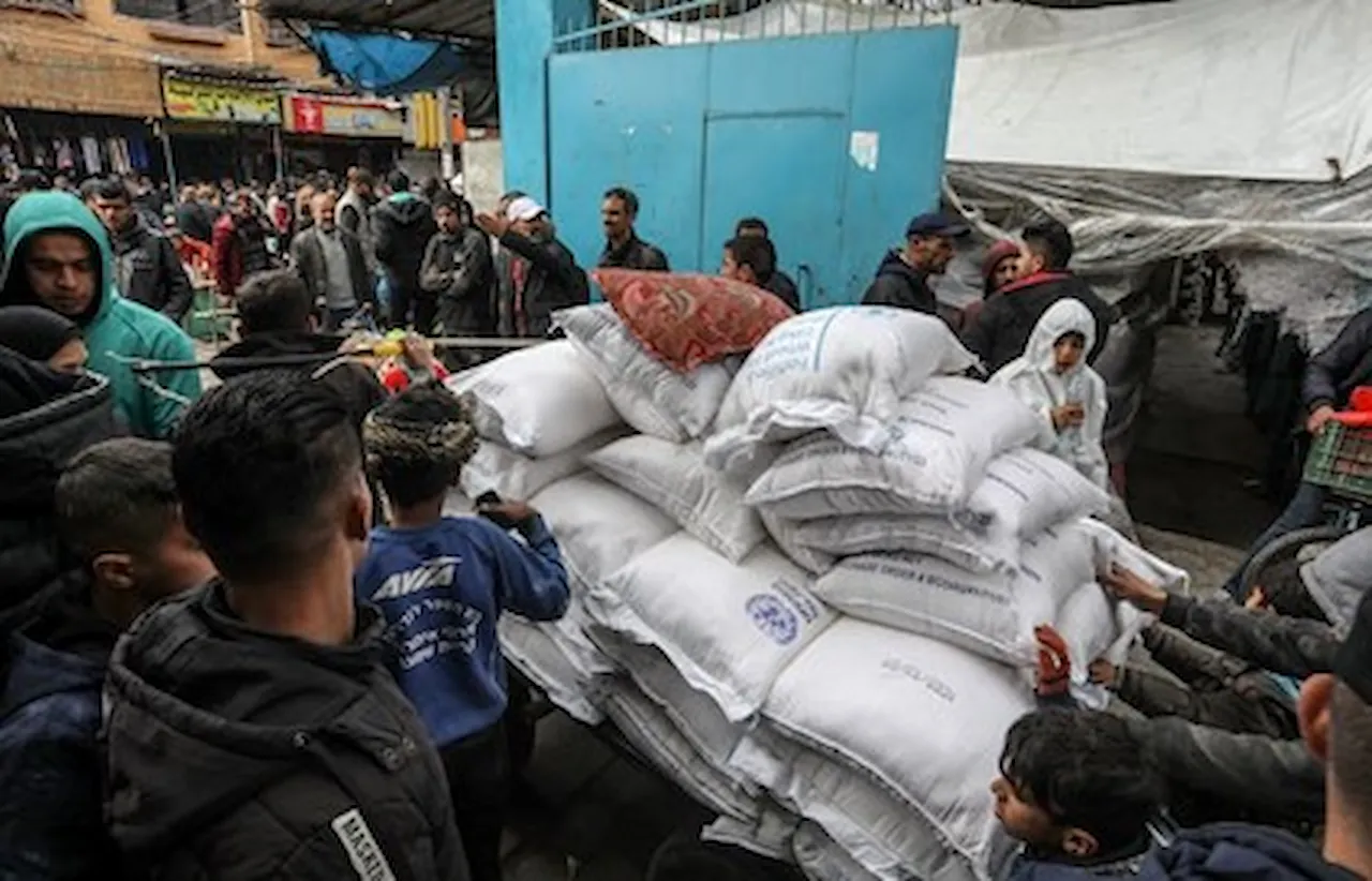 Habitantes de la Franja de Gaza se congregan para recibir suministros de alimentos en una escuela de UNRWA el 24 de enero de 2024. Israel contra la UNRWA / Foto: The Conversation