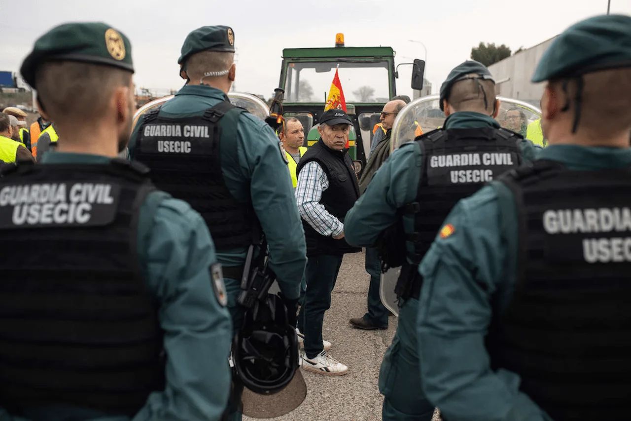 Agentes de Guardia Civil frente a los agricultores durante una concentración de tractores en Villarejo de Salvanés / Foto: EP