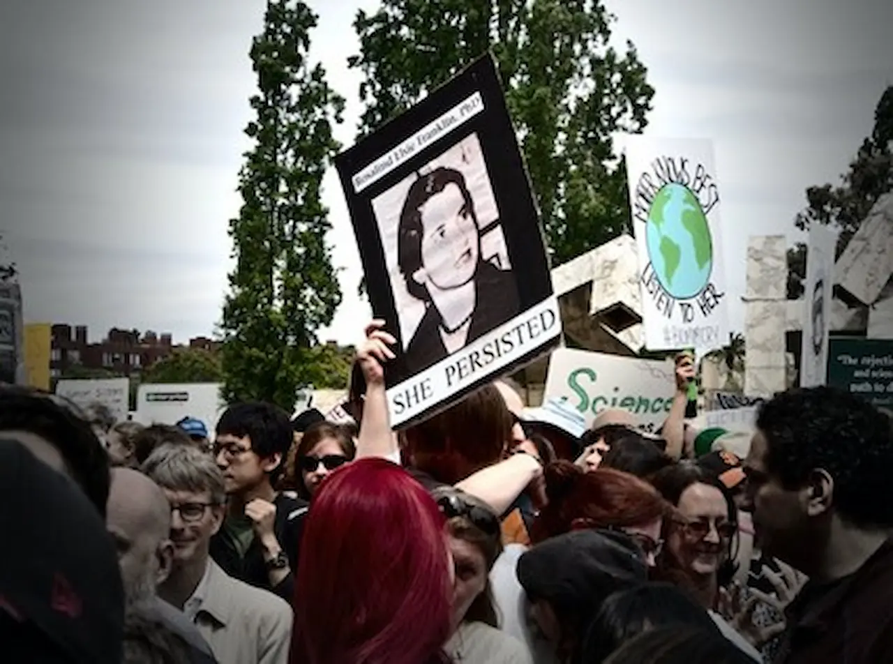 Un cartel dedicado a la memoria de Rosalind Franklin durante una marcha por la Ciencia en San Francisco el 22 de abril de 2017 / Foto: The Conversation
