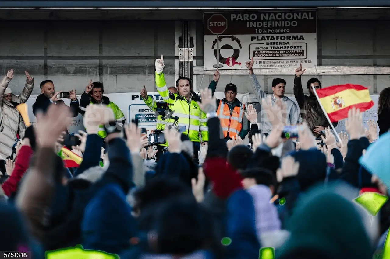 Decenas de agricultores y ganaderos votan a mano alzada durante una reunión nacional de la Sociedad Civil, en la explanada del Wanda Metropolitano, a 10 de febrero de 2024, en Madrid (España) / Foto: EP