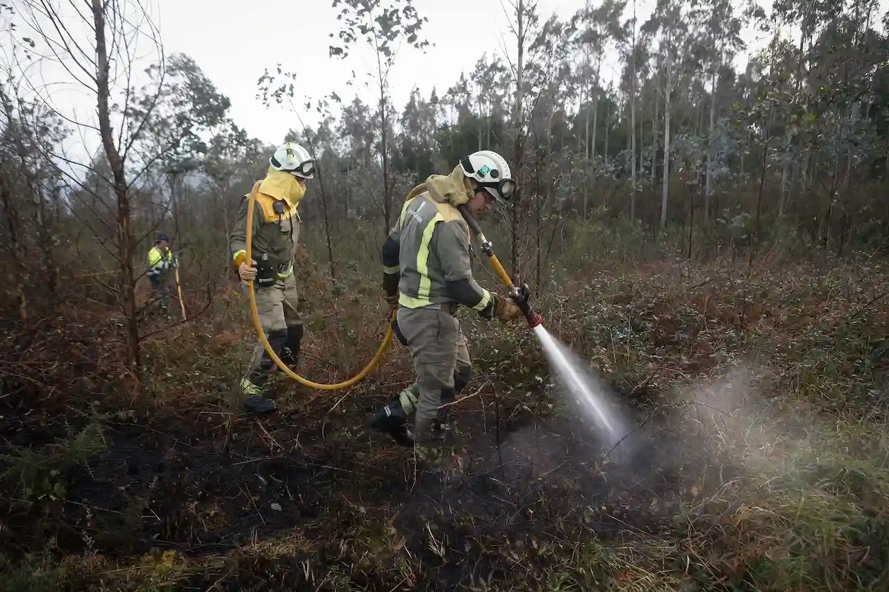 Bomberos trabajan en el incendio de Trabada a 8 de febrero de 2024 / Foto: Carlos Castro - EP