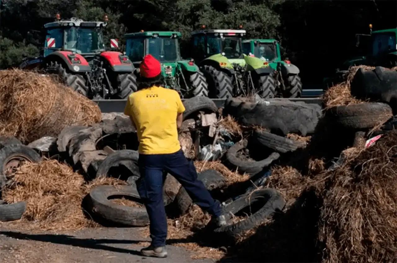 Tractores concentrados al lado de la autopista AP-7 a la altura de Pontós, Girona (Catalunya). Protestas de los agricultores / Foto: EP