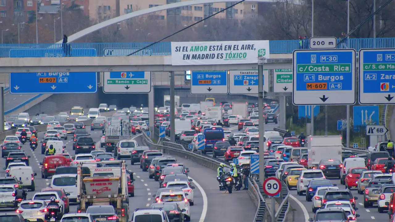 Pancarta en la autovía M30 de Madrid para llamar la atención sobre la urgencia de mejorar en calidad del aire / Foto: Ecologistas en Acción
