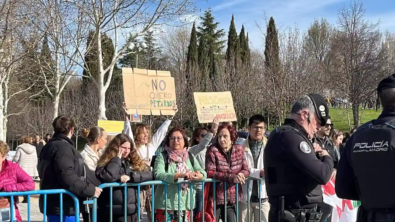 Decenas de personas protestan contra la 'mascletà' en Madrid / Foto: EP