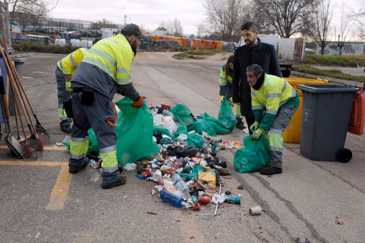 España solo recicla el 48% de residuos. Trabajadores recogiendo basura / Foto: Ayuntamiento de Alcorcón