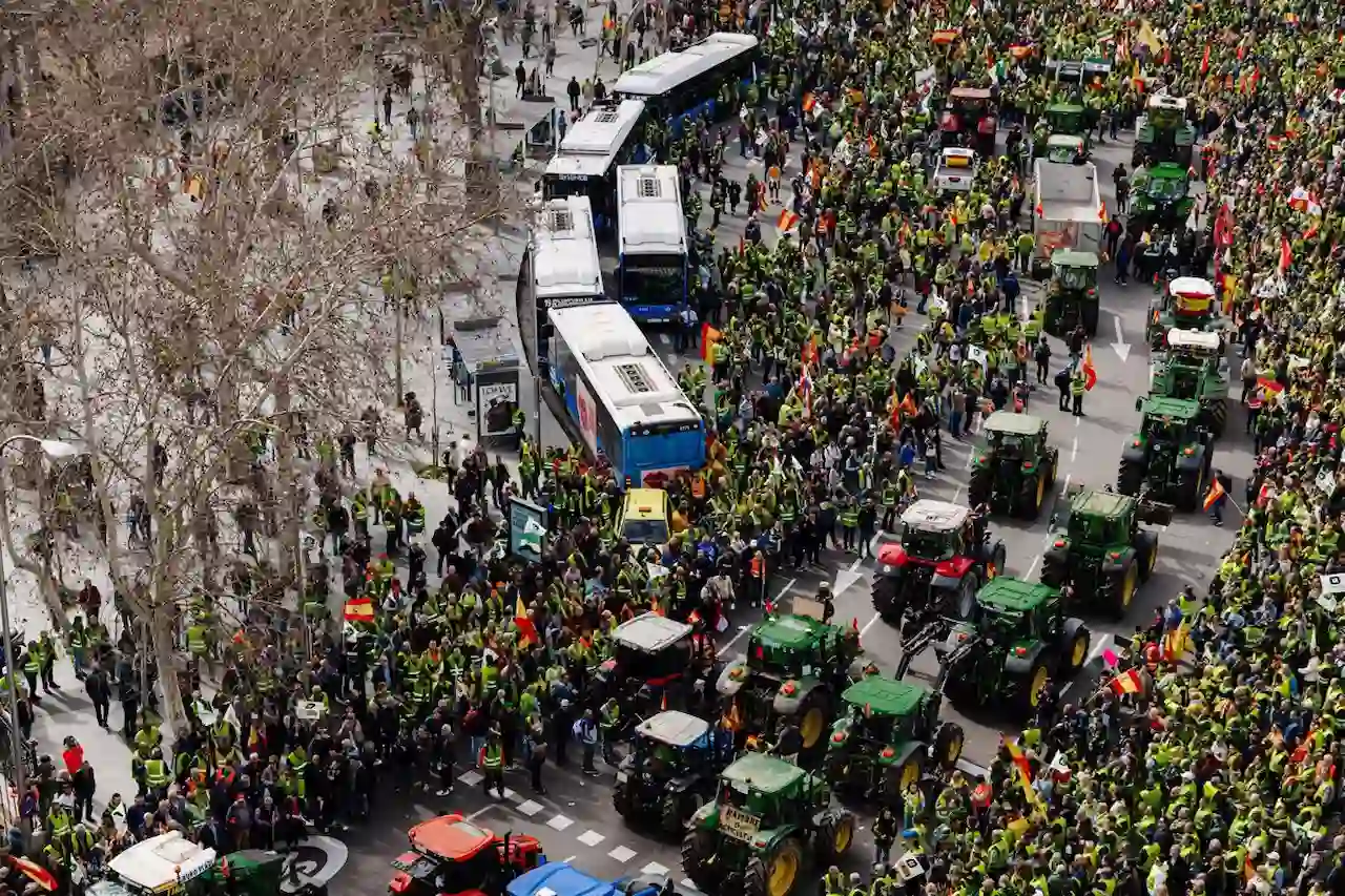 Cientos de agricultores reciben a los primeros tractores en la Puerta de Alcalá durante la décimosexta jornada de protestas de los tractores en las carreteras españolas, a 21 de febrero de 2024, en Madrid (España) / Foto: EP