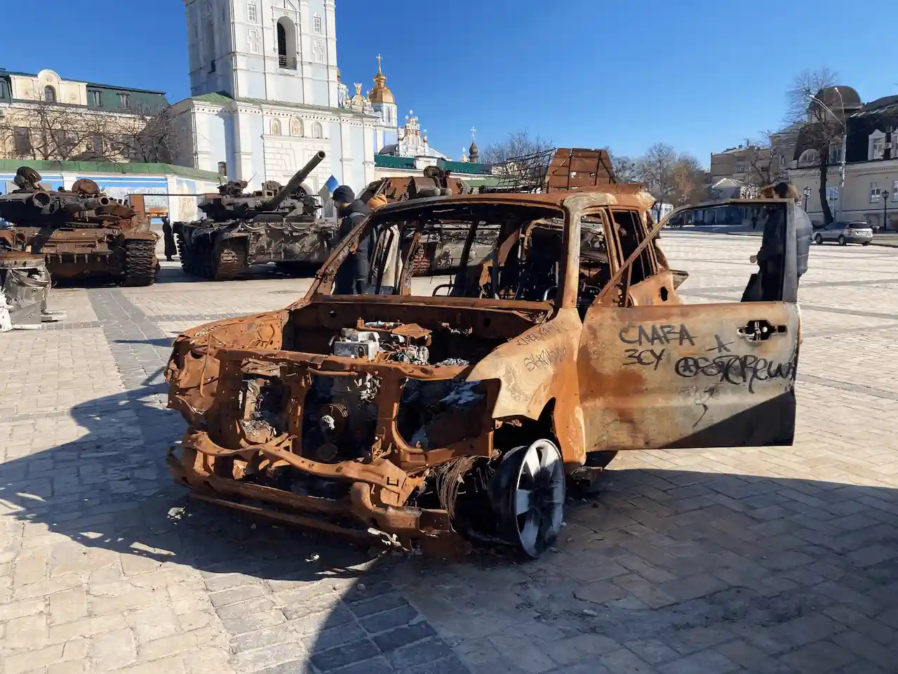 Tanques de guerra como símbolo de socorro internacional, en la plaza del Monasterio de San Miguel, en el centro de Kiev (Ucrania) / Foto: AG - EA