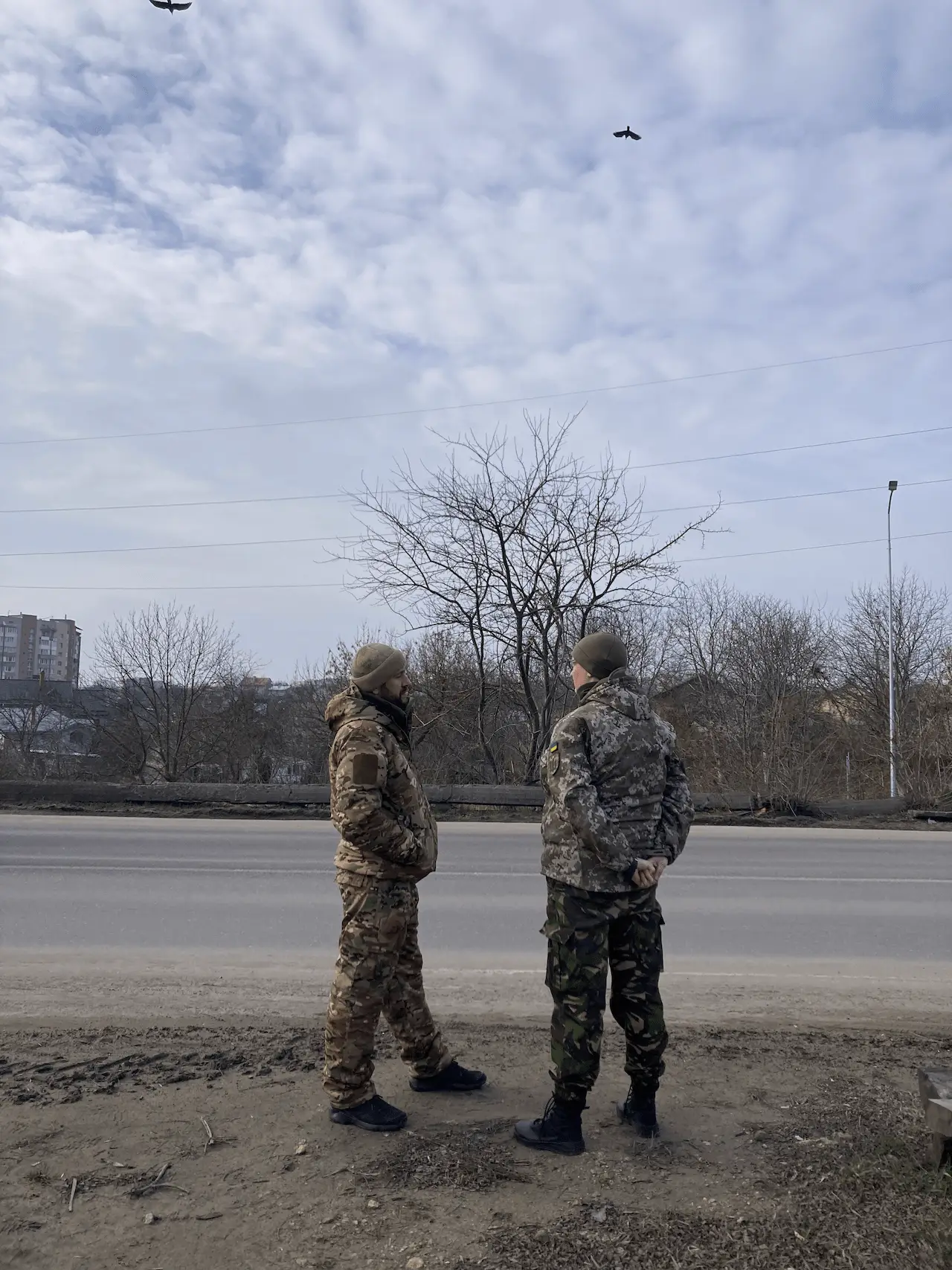 Dos soldados vigilan en un ‘Checkpoint’ o puesto de control en la ciudad de Leópolis, en Ucrania / Foto: AG - EA