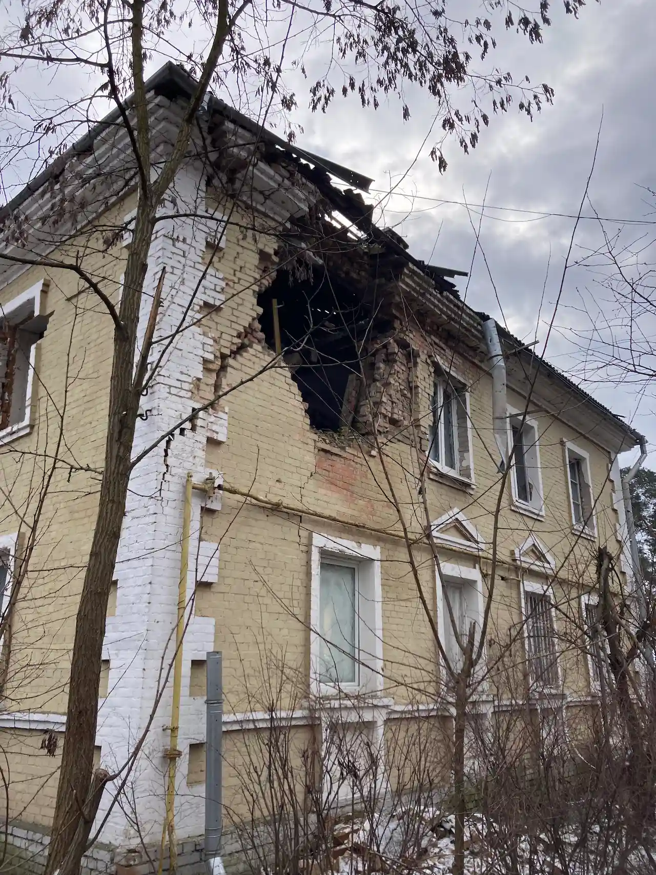 Edificio de la ciudad de Irpin que sirve como almacén de ayuda humanitaria y fue bombardeado al inicio de la guerra de Ucrania / Foto: AG - EA