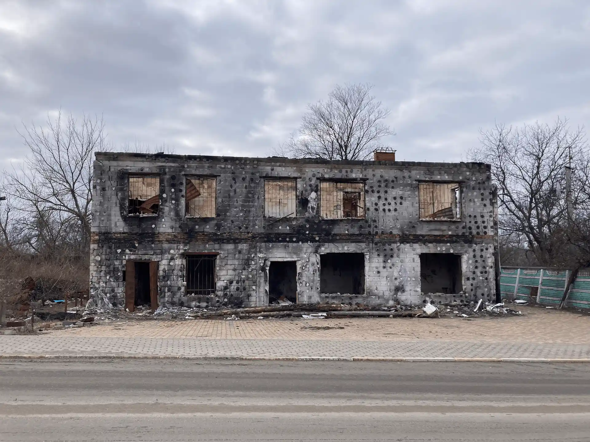 Una construcción destruida por los bombardeos en la guerra en la ciudad de Irpin al noreste de Kiev en Ucrania / Foto: AG - EA