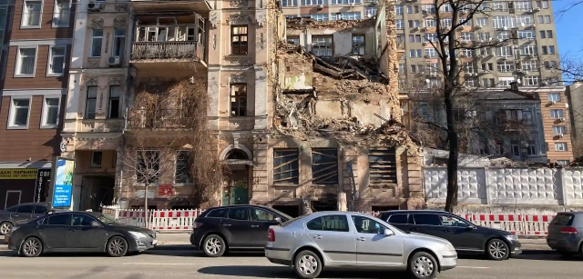 Edificio bombardeado en el centro de Leópolis, en el oeste de Ucrania a 70 kilómetros de la frontera con Polonia, donde la vida sigue su curso en un país en guerra / Foto: AG - EA