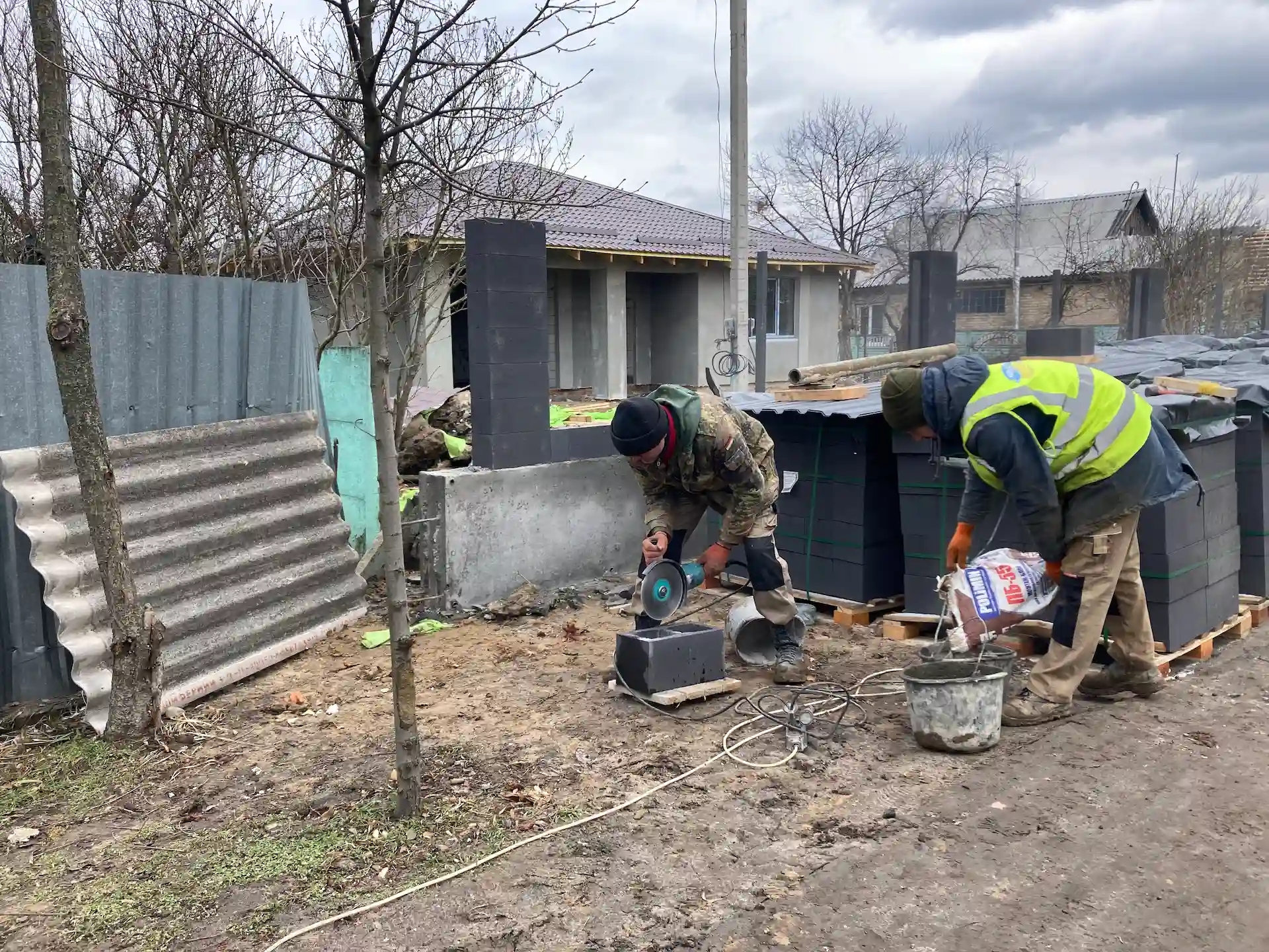 Dos personas operarias reconstruyen una vivienda entre Irpin y Bucha cerca de Kiev, la capital de Ucrania / Foto: AG - EA