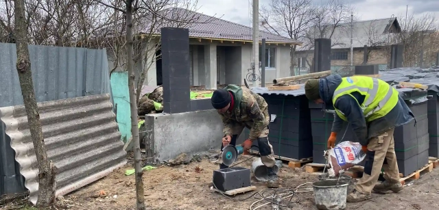 Dos personas operarias reconstruyen una vivienda entre Irpin y Bucha cerca de Kiev, la capital de Ucrania / Foto: AG - EA