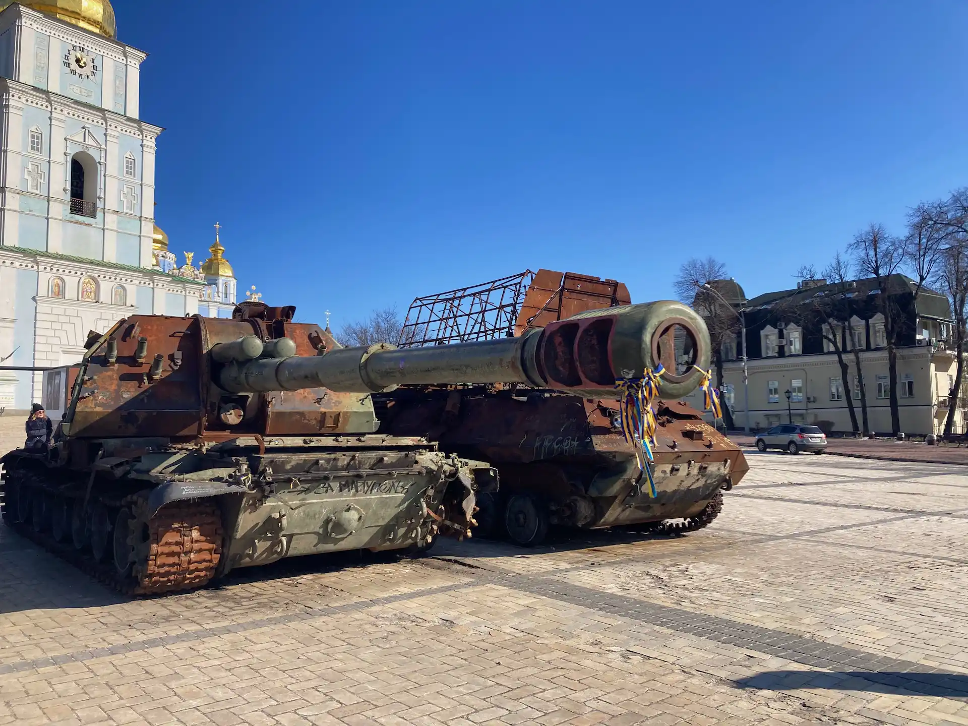 En la plaza del Monasterio de San Miguel, en el centro de Kiev, se exhiben tanques de guerra como símbolo de socorro internacional / Foto: AG - EA