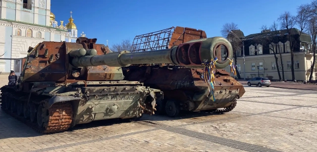 En la plaza del Monasterio de San Miguel, en el centro de Kiev, se exhiben tanques de guerra como símbolo de socorro internacional / Foto: AG - EA