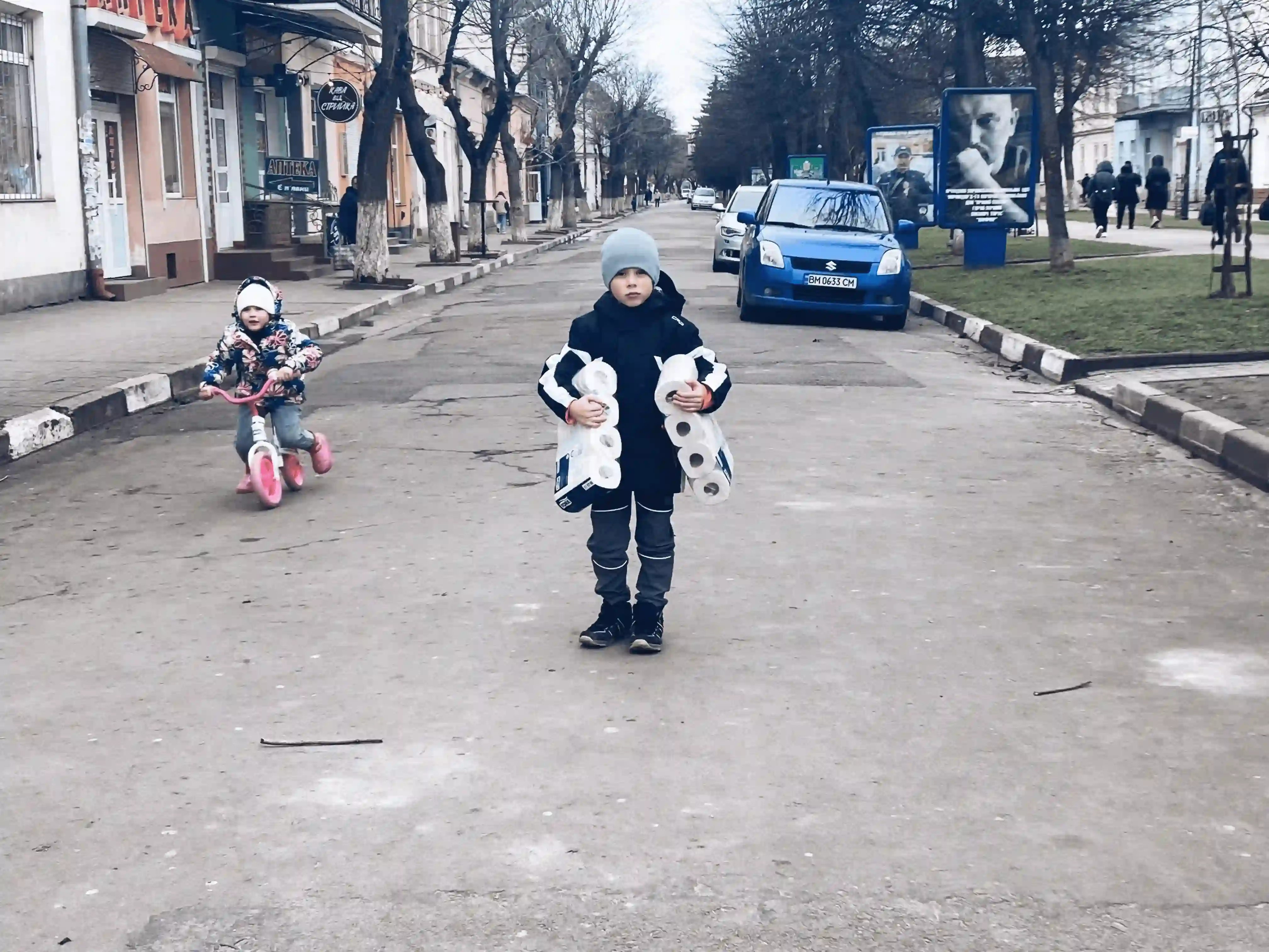 Un niño ucraniano con paquetes de papel higiénico de un convoy de ayuda humanitaria, en la ciudad de Stryi situada en la orilla izquierda del río con el mismo nombre, en el óblast de Leópolis, Ucrania / Foto: AG - EA