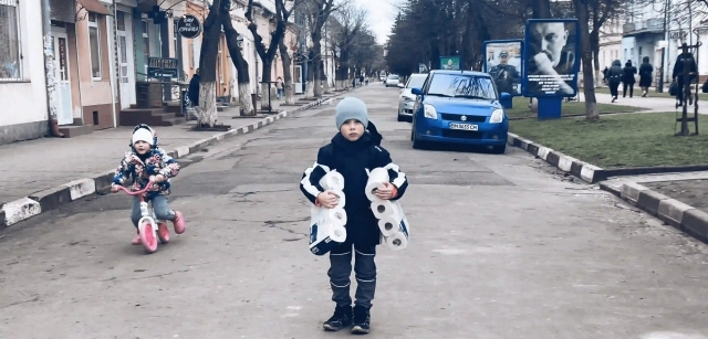 Un niño ucraniano con paquetes de papel higiénico de un convoy de ayuda humanitaria, en la ciudad de Stryi situada en la orilla izquierda del río con el mismo nombre, en el óblast de Leópolis, Ucrania / Foto: AG - EA