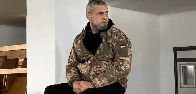 Un miembro del ejercito ucraniano con una extremidad amputada en un establo de hipoterapia para veteranos de guerra en Sukhodilska, Ucrania / Foto: AG - EA