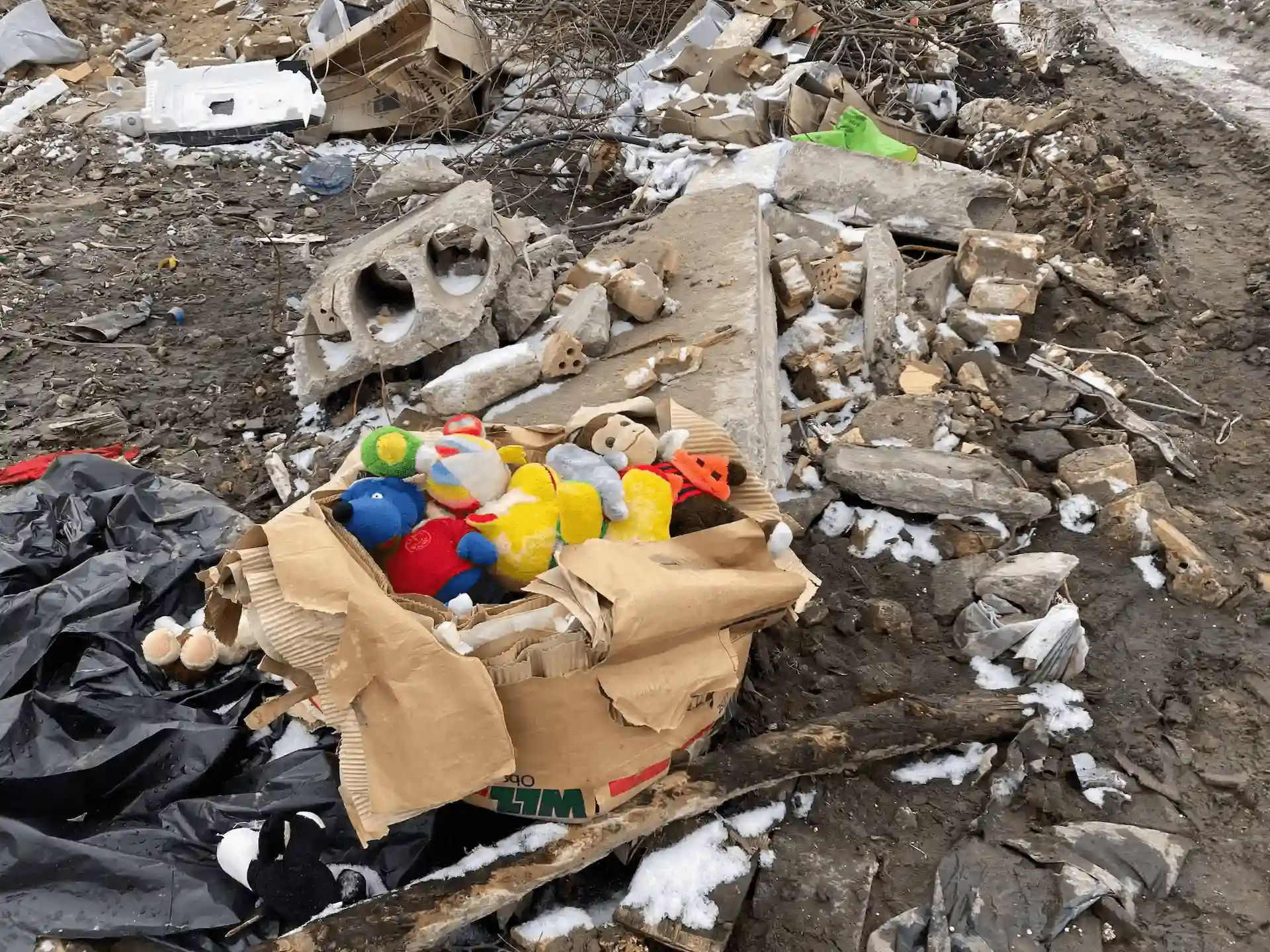 Juguetes de niñas y niños que un día vivieron los edificios hechos escombros por los bombardeos y ataques sufridos en la ciudad de Bucha, donde se disputaron de las batallas más duras del inicio de la guerra en Ucrania con Kiev como objetivo / Foto: AG - EA