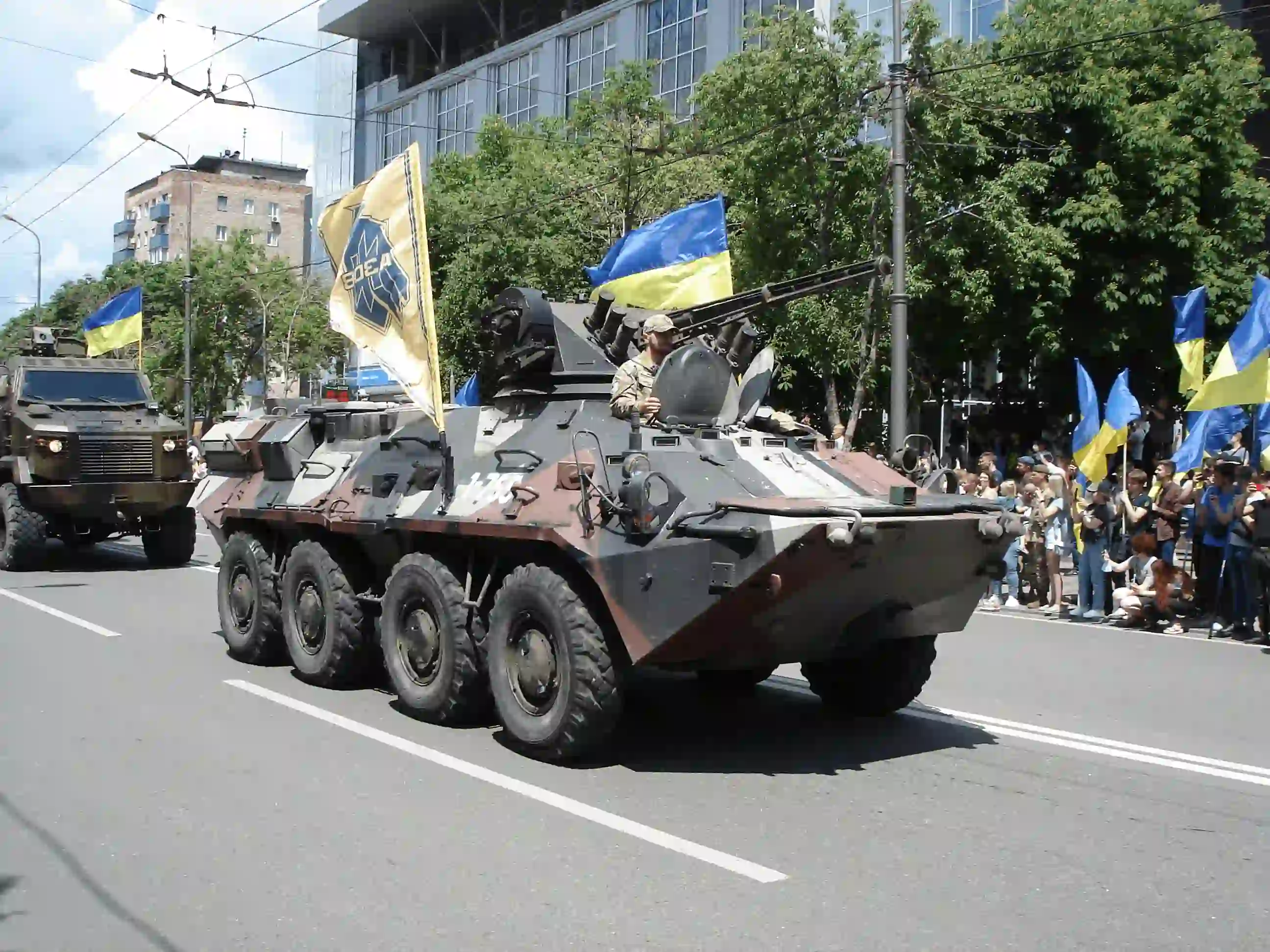 Un vehículo blindado del Batallón Azov, con su bandera identificativa durante un desfile en 2021 en la ciudad portuaria de Mariupol en el óblast de Donetsk, en Ucrania / Foto: Wikimedia