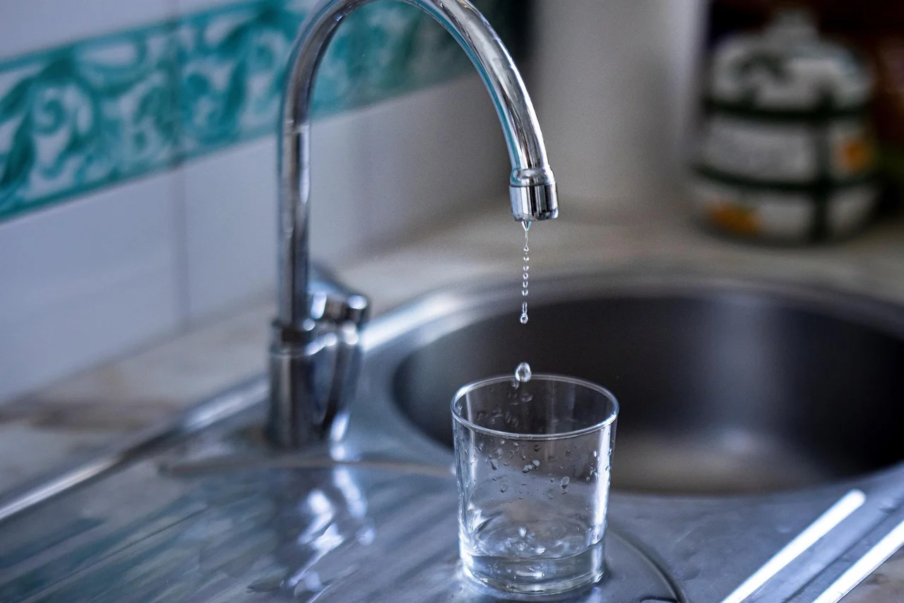 El Área Metropolitana de Barcelona reduce la presión del suministro de agua en siete municipios / Foto: EP