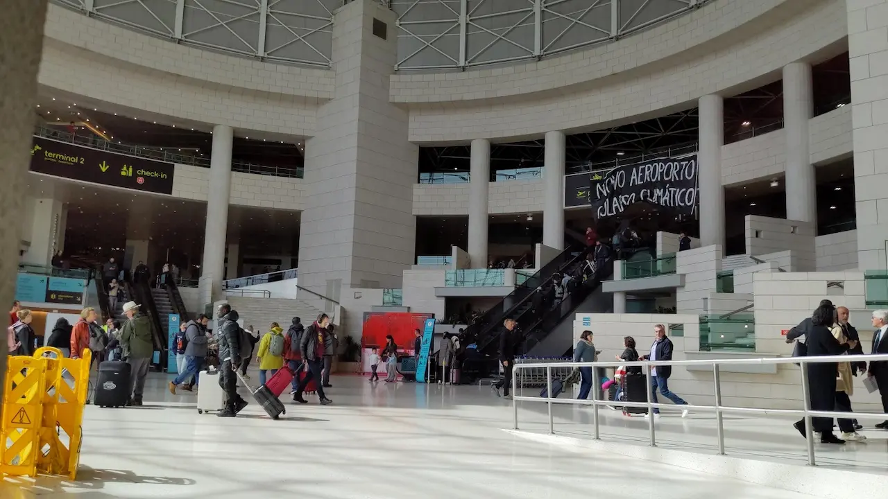 Activistas climáticas hacen pintadas en el aeropuerto de Lisboa / Foto: EP