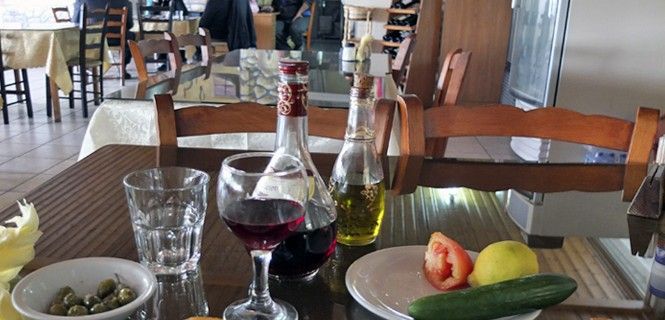 Vino y aceite de oliva a granel servidos al estilo tradicional en un restaurante chipriota / Foto: JMP