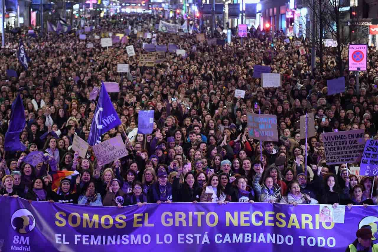 Miles de mujeres durante una manifestación en el Día Internacional de la Mujer. Horario y recorrido de las manifestaciones de 2024 / Foto: EP