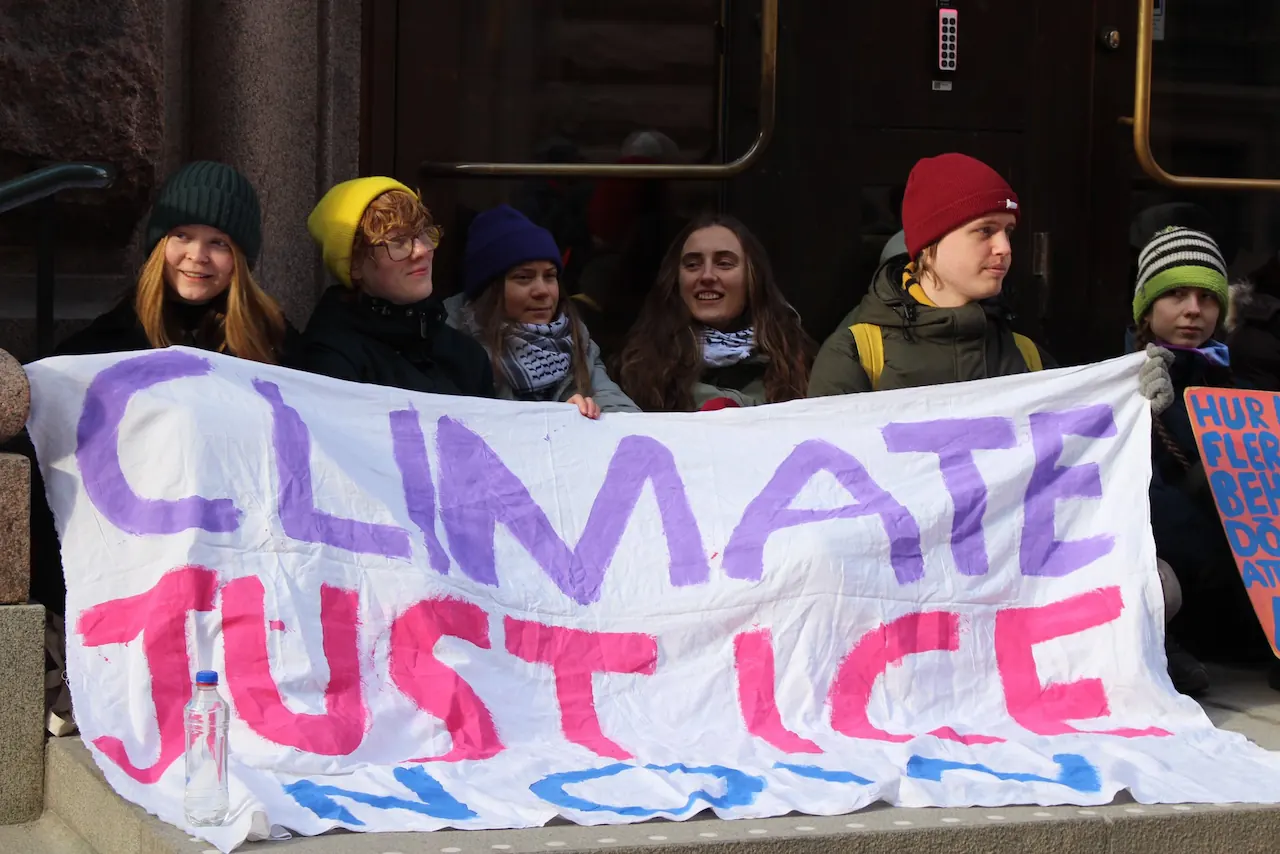 Greta Thunberg y jóvenes activistas se manifestan frente al Parlamento de Suecia / Foto: Fridays For Future Sweden