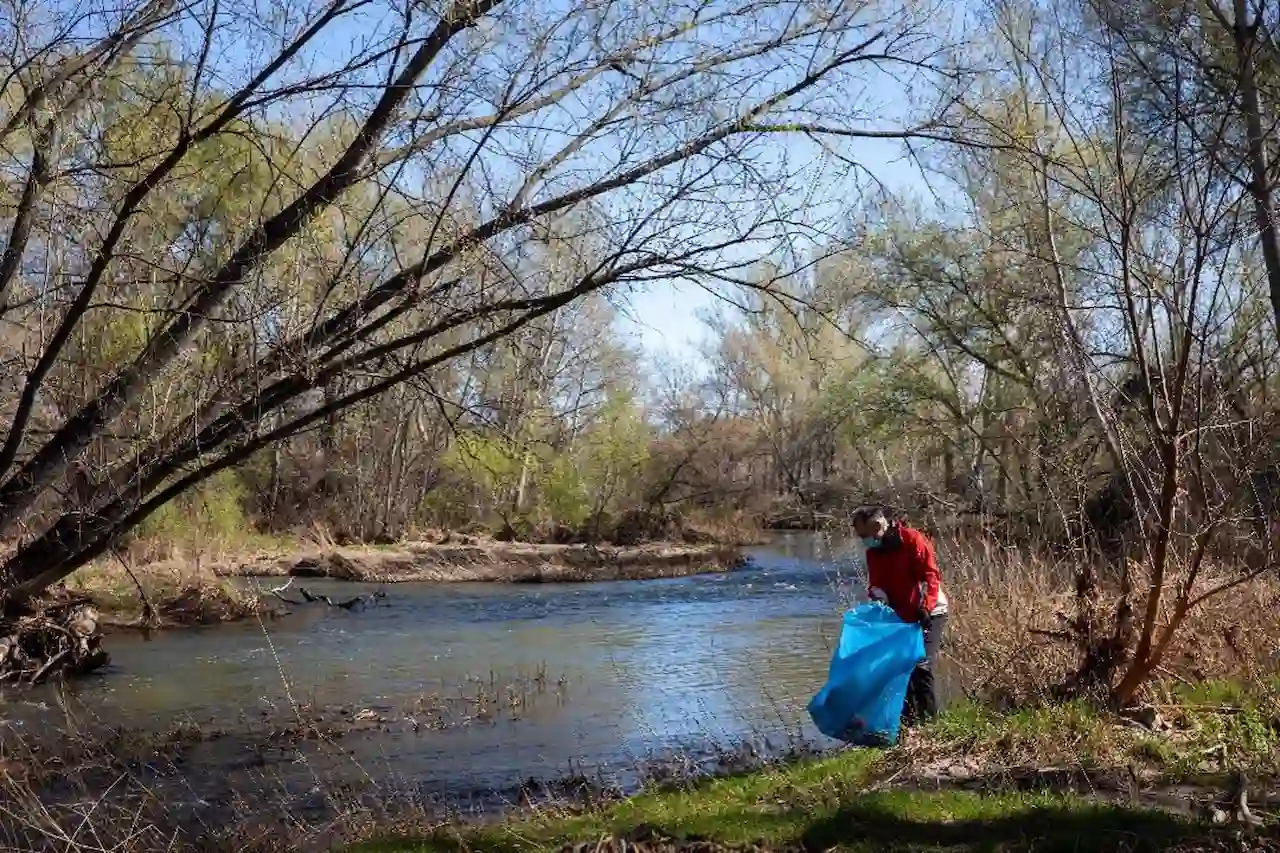 Voluntario del Proyecto Libera retira 'basuraleza' en área fluvial en CyL. '1m2 por los ríos, lagos y embalses' / Foto: Proyecto Libera