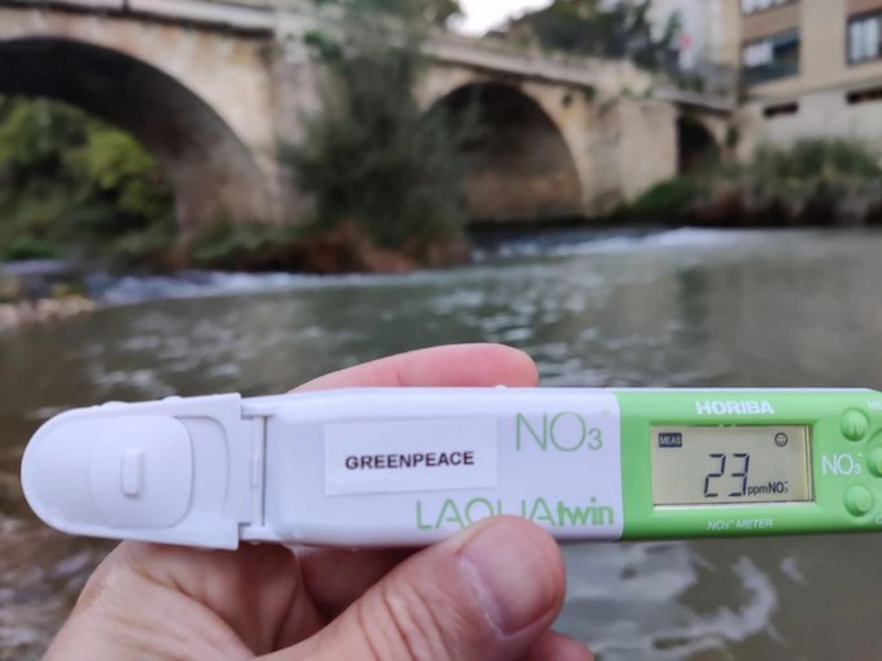 Medición de contaminación por nitratos en Navarra, a 3 de octubre de 2023 / Foto: Pedro Armestre- Greenpeace