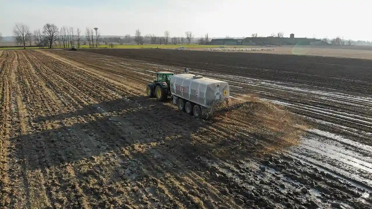 El TJUE condena a España por la contaminación por nitratos de origen agrario. Esparcido de purines fresco generados por macrogranjas / Foto: PB