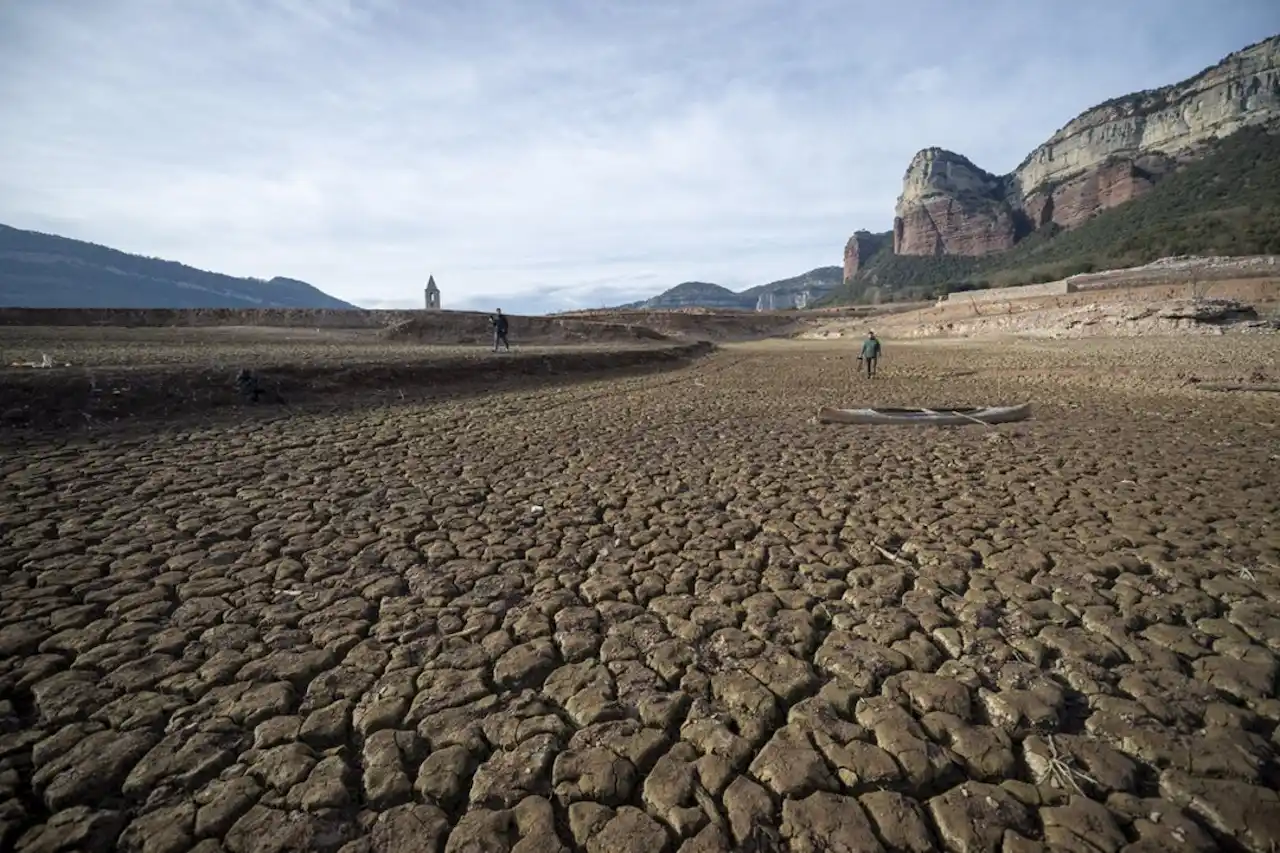 En Cataluña el agua que no cae del cielo. El pantà de Sau está al 3,23 % / Foto: EP