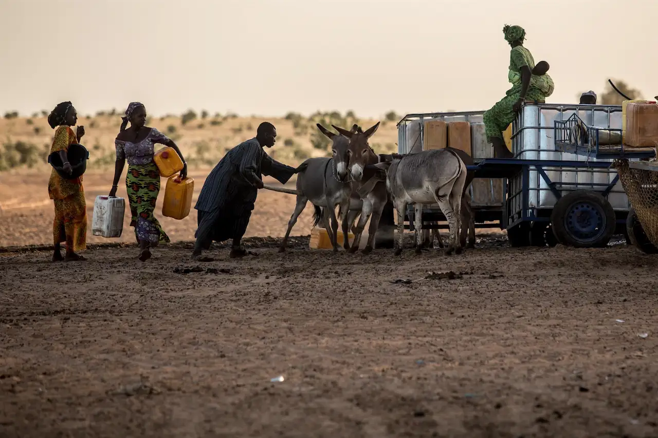 El 45% de las personas carecen de agua y saneamento. Una familia abasteciéndose de agua en Senegal / Foto: ACH