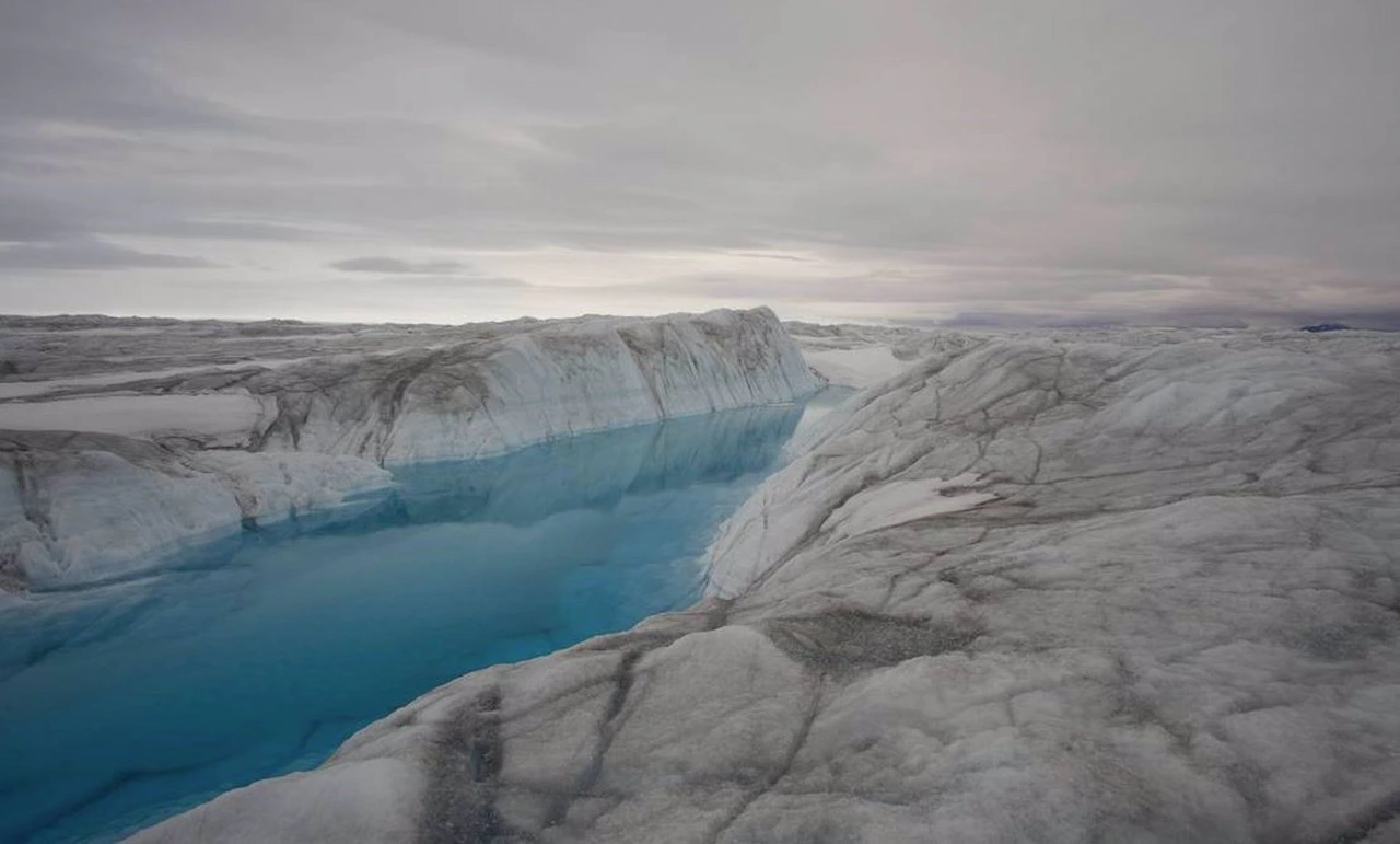 Canal de agua en el glaciar 79ºN de Groenlandia / Foto: AWI
