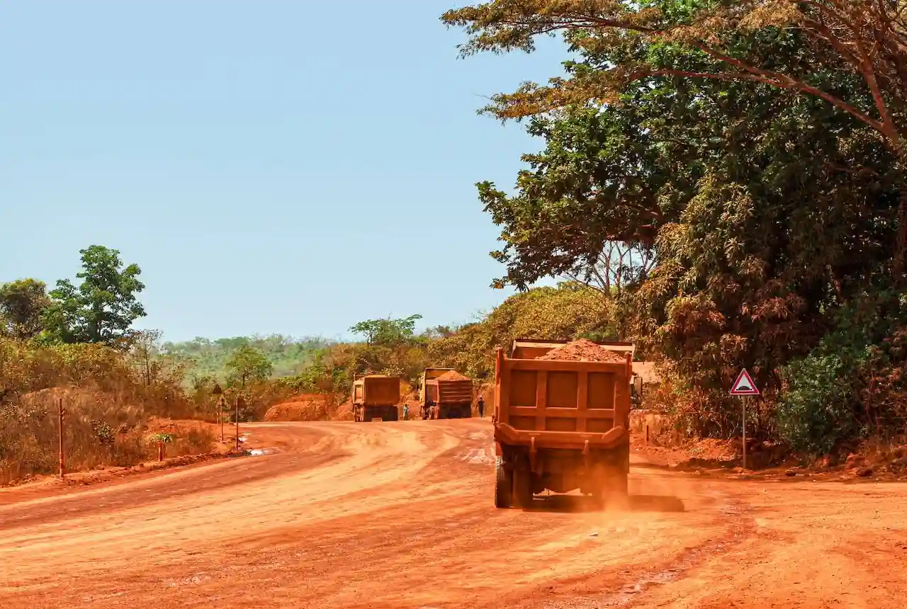 Camiones que transportan bauxita a lo largo de una carretera minera en Guinea / Foto: Genevieve Campbell
