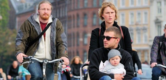 Ciudadanos desplazándose en bicicleta por el centro urbano / Foto: Heinen. City of Copenhaguen