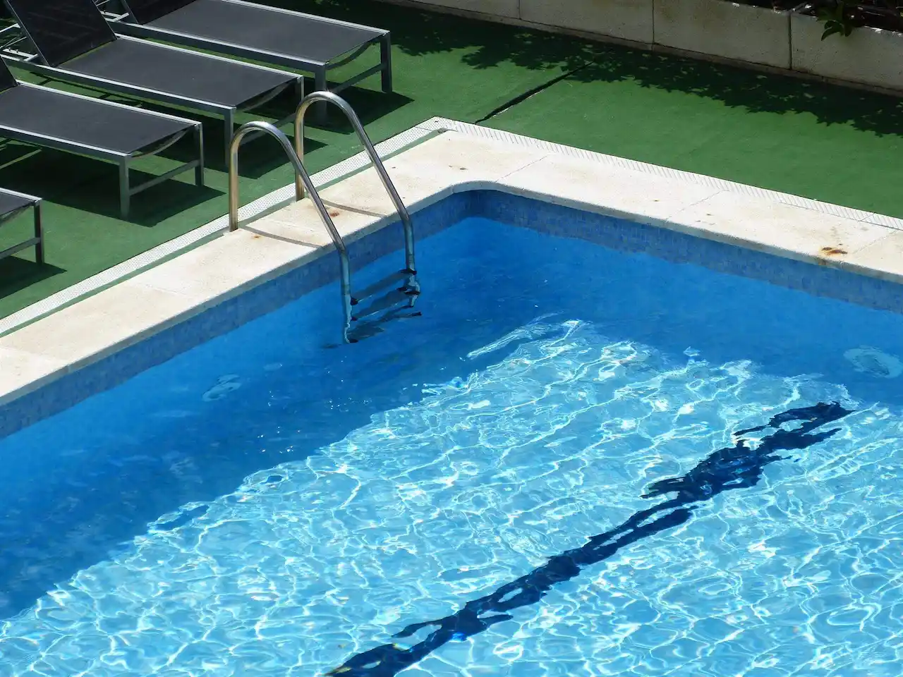 Piscina privada rellenada con agua desalada / EP