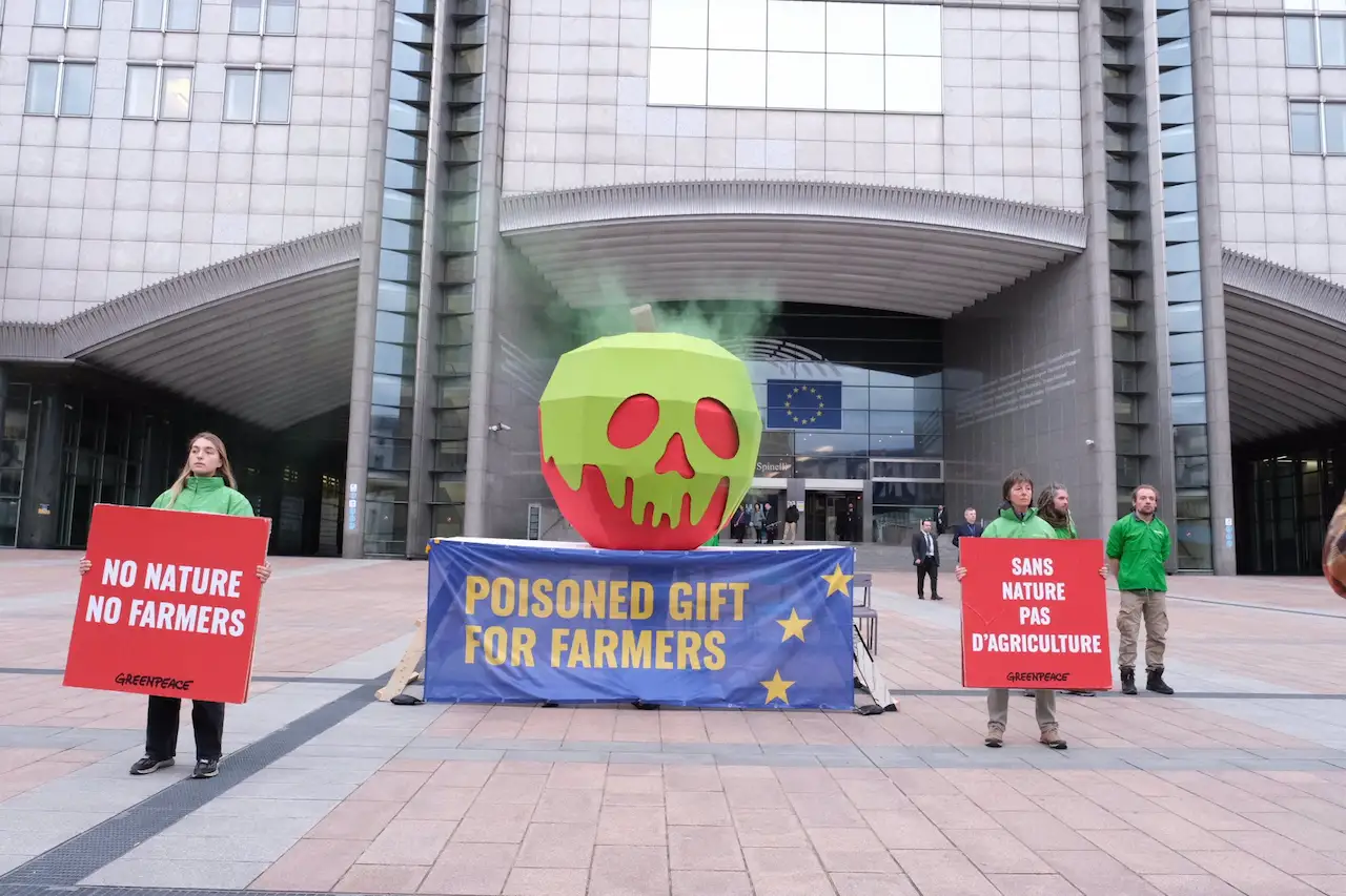 Greenpeace lleva una "manzana envenenada" al Parlamento Europeo / Foto: Camille Delbos-Greenpeace