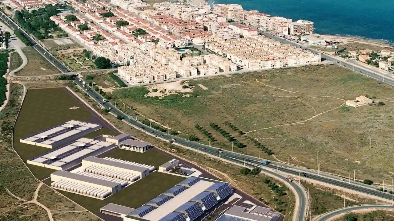 La desalación, defendida por unos y cuestionada por otros. Desaladora De Torrevieja (Alicante) / Foto: EP