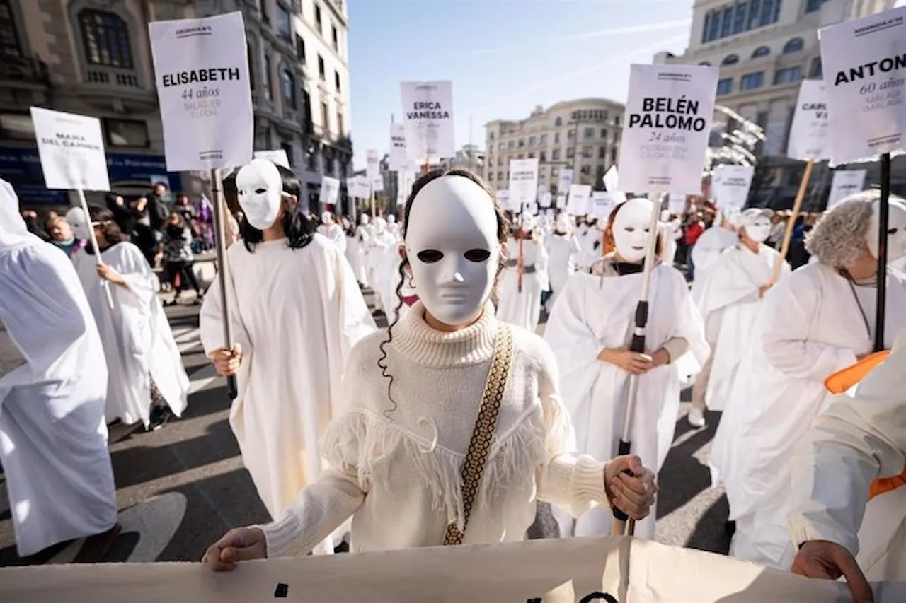 La violencia machista afecta de manera común a las mujeres jóvenes. Decenas de personas llevan carteles con nombres de mujeres asesinadas por violencia machista durante una manifestación por el 25N de 2023 / foto: EP